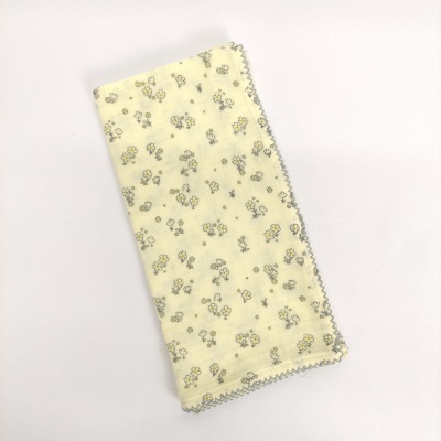 Pano amarelo claro com estampa floral e borda cinzenta