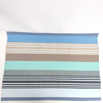 Toalha listrada em azul, bege, castanho, verde, cinza, preto e branco