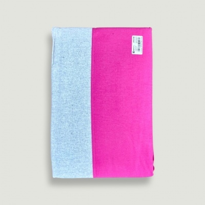 Manta bicolor cinza claro e rosa com etiqueta sobre fundo cinza claro