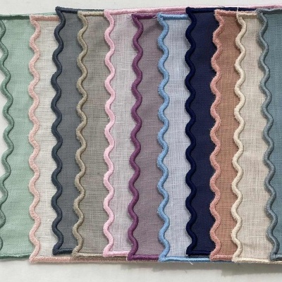 Panos de prato bordados coloridos com padrão ondulado nas extremidades