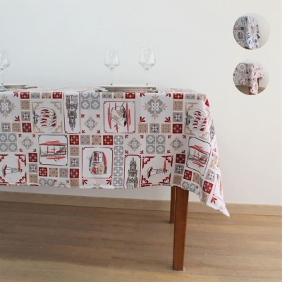 Toalha de mesa retangular com padrão geométrico colorido sobre mesa de madeira