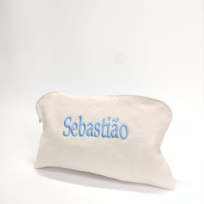 Necessaire bege com o nome Sebastião bordado a azul claro