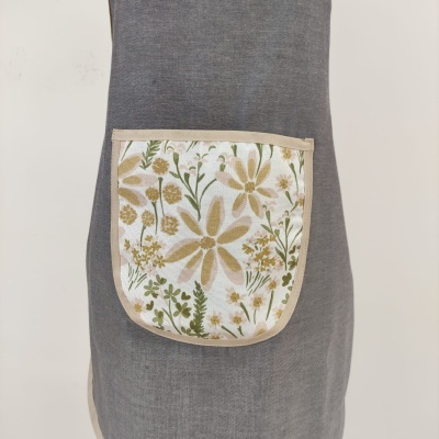 Avental cinzento com bolso estampado de flores e folhagens