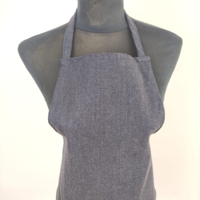 Avental cinzento escuro de tecido sarja numa manequim preta