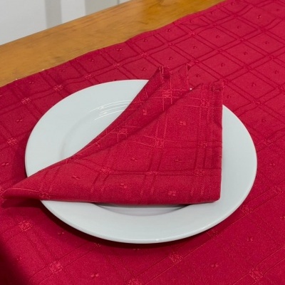 Toalha de mesa vermelha com guardanapo vermelho e prato branco