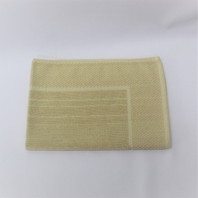 Tapete bege com padrão quadriculado e riscas sobre fundo branco.