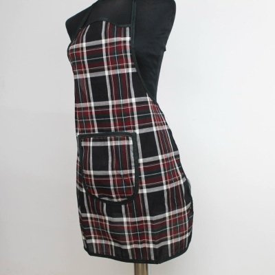 Avental às riscas vermelho, branco e preto com bolso frontal