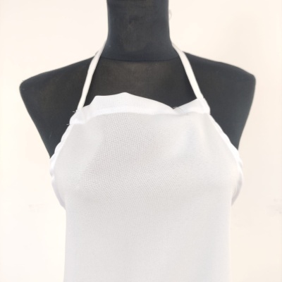Avental branco com alças finas em manequim preto