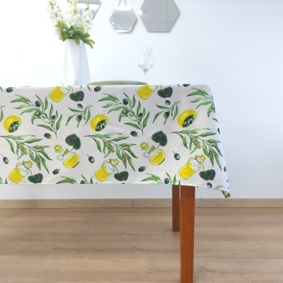 Toalha de mesa branca com padrão de limões, azeite e ramos verdes