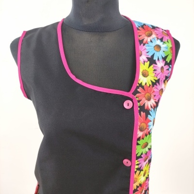Colete feminino preto com bordas rosa e padrão floral colorido à direita