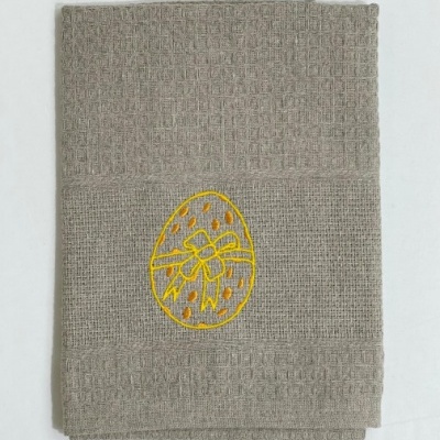 Toalha cinza com bordado amarelo de ovo com laço.