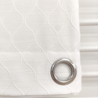 Tecido branco com padrão ondulado e ilhós metálico prateado