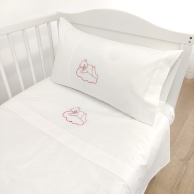 Jogo de cama branco para berço com bordado de ursinho rosa