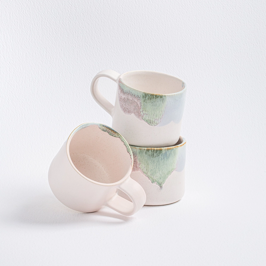 CANECA DOURO EGG BACK HOME Três chávenas de cerâmica decoradas com padrão pastel em fundo branco