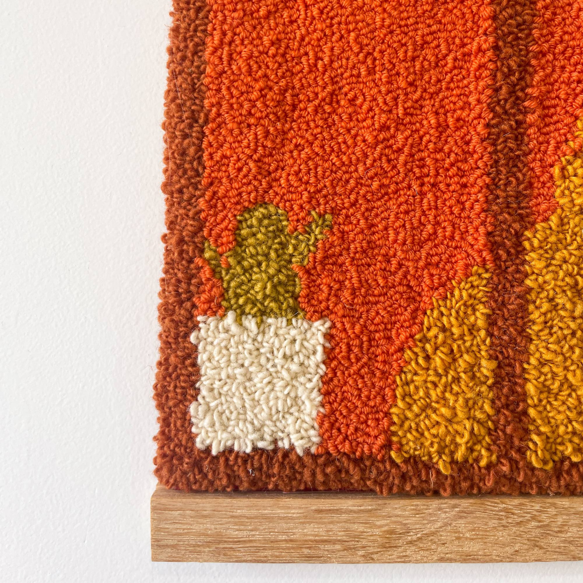 ORIGINAL "CARVALHIDO" SARA FELGUEIRAS Tapete decorativo colorido com padrão floral e base de madeira