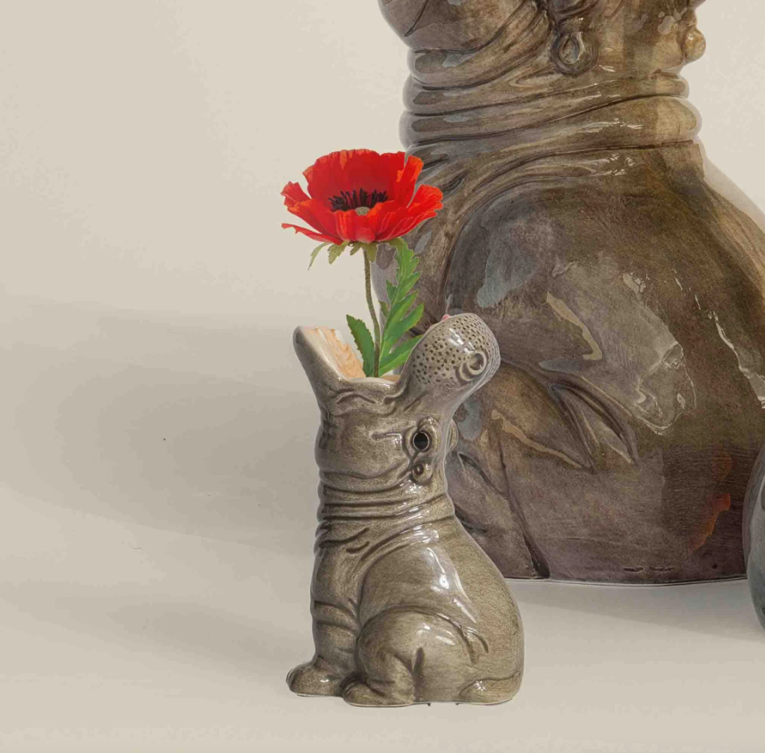 HUNGRY HIPPO SMALL VASE DONKEY Vaso cerâmico castanho em forma de hipopótamo com flor vermelha