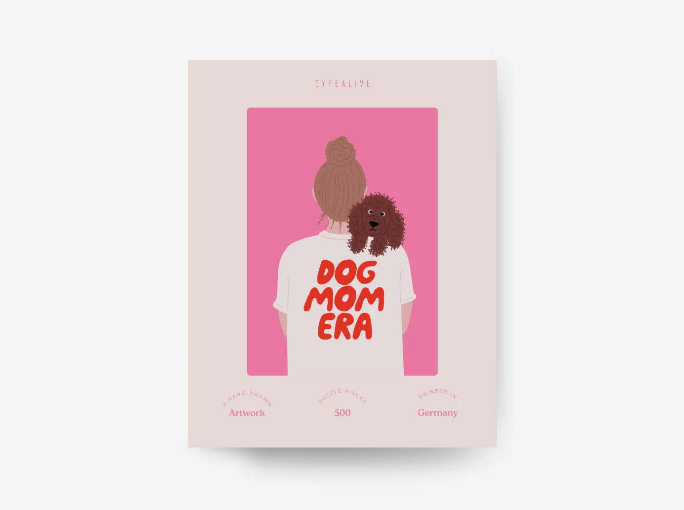 PUZZLE "DOG MOM ERA" TYPEALIVE Caixa de quebra-cabeças com ilustração de mulher de costas com camisola branca e cão castanho no ombro