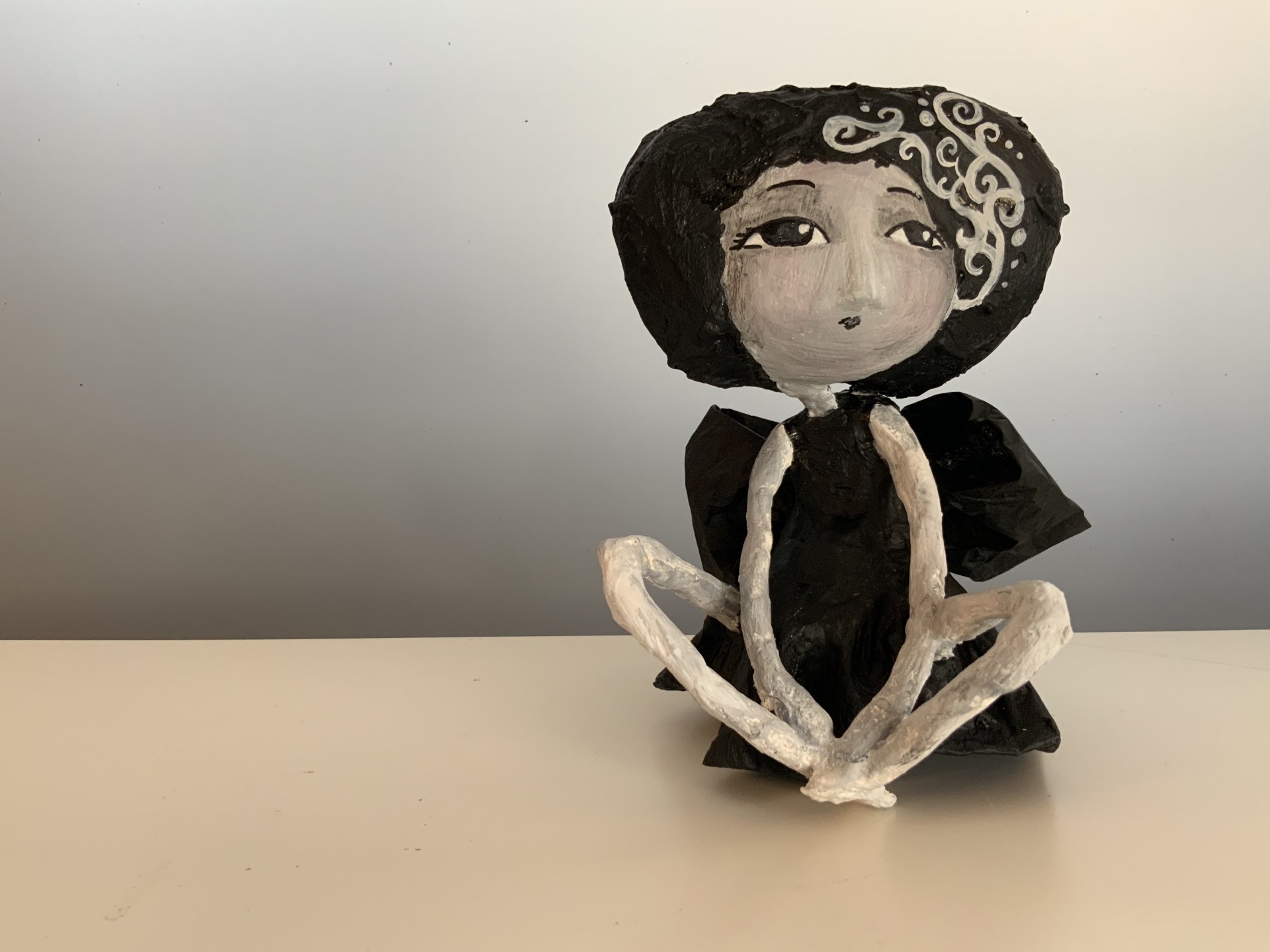 DAYDREAMER "DREAMER" - HÉLIA ALUAI Escultura decorativa de mulher sentada em preto e branco