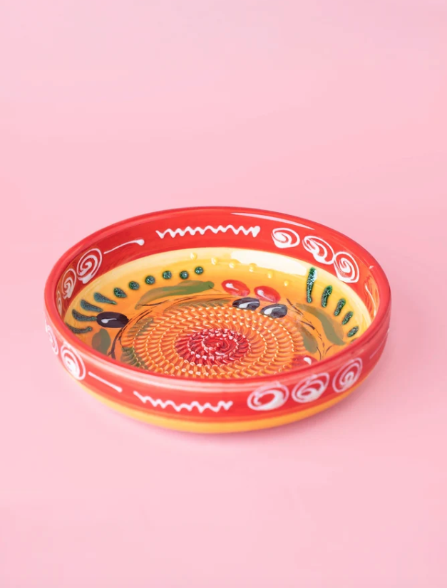 TAÇA RALADOR GRANDE "PROVENÇAL" ALFAR TIERRA COCIDA Prato de cerâmica colorido com borda vermelha e decoração de frutas