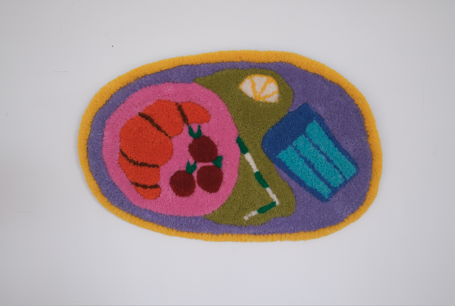 PEÇA TUFTING "TABULEIRO" KIKA Tapete oval com padrão de pequena refeição colorida