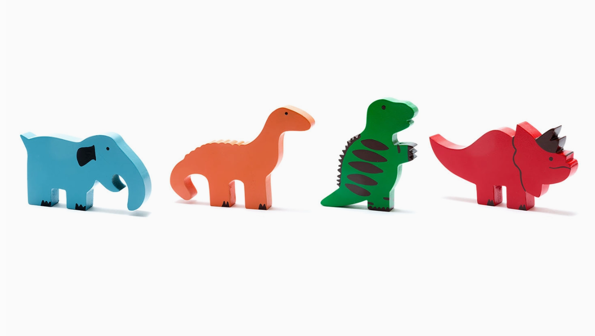 TRICERÁTOPO MADEIRA DINOSSAURO VERMELHO BEST YEARS LTD Figuras coloridas de dinossauros em azul, laranja, verde e vermelho sobre fundo branco