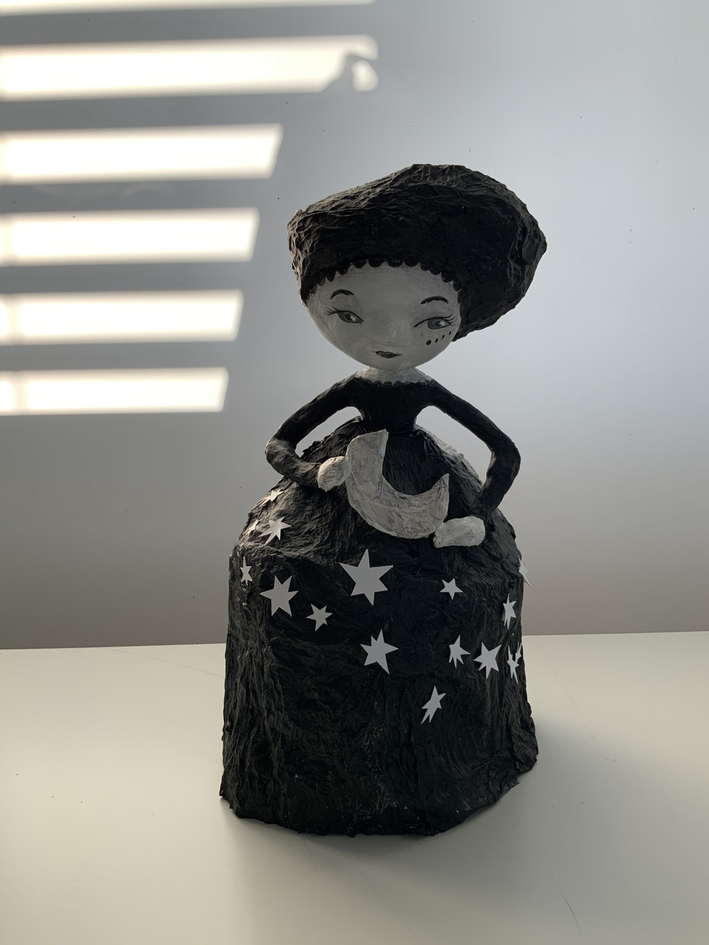 DAYDREAMER "NOITE" - HÉLIA ALUAI Escultura feminina preta e branca com vestido decorado com estrelas