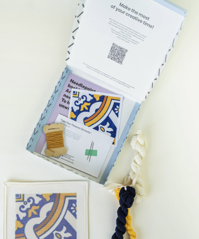 "AZULEJO PORTUGUÊS - CEDOFEITA" - UNWIND STUDIO Kit de bordado com linhas, agulha e tecido com padrão de azulejo dentro de caixa aberta