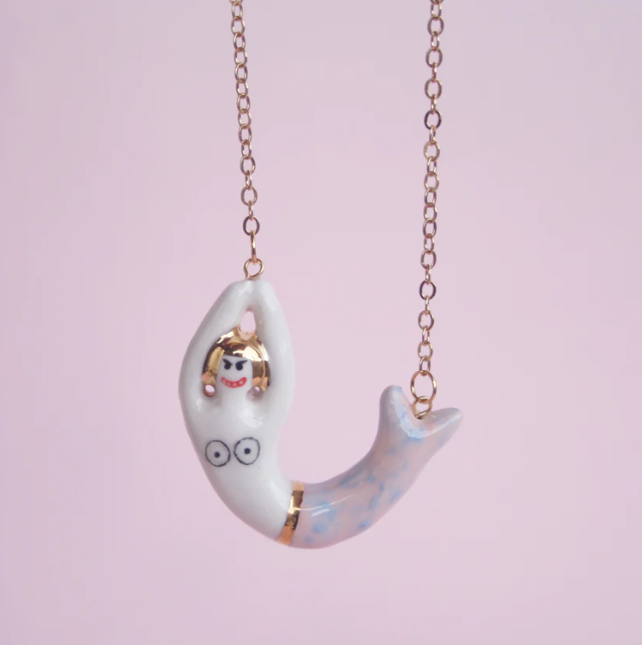 COLAR "MERMAID WITH BLUE AND PINK TAIL" SIAMESE TWIN STUDIO Colar com pendente de porcelana em forma de sereia e corrente dourada