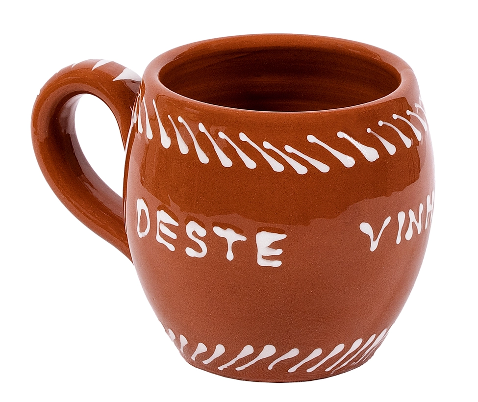 CANECA OVAL "Nº0" SOCERAMICA Caneca de cerâmica castanha com desenho branco e texto decorativo