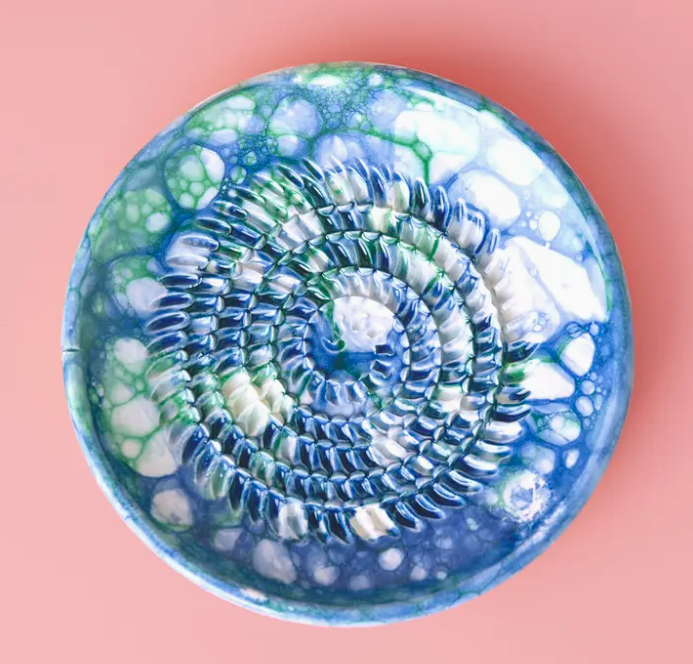 PRATO RALADOR "ARRECIFE - AZUL E VERDE - PEQUENO" ALFAR TIERRA COCIDA Prato cerâmico colorido com padrão espiral em relevo azul, branco e verde num fundo rosa