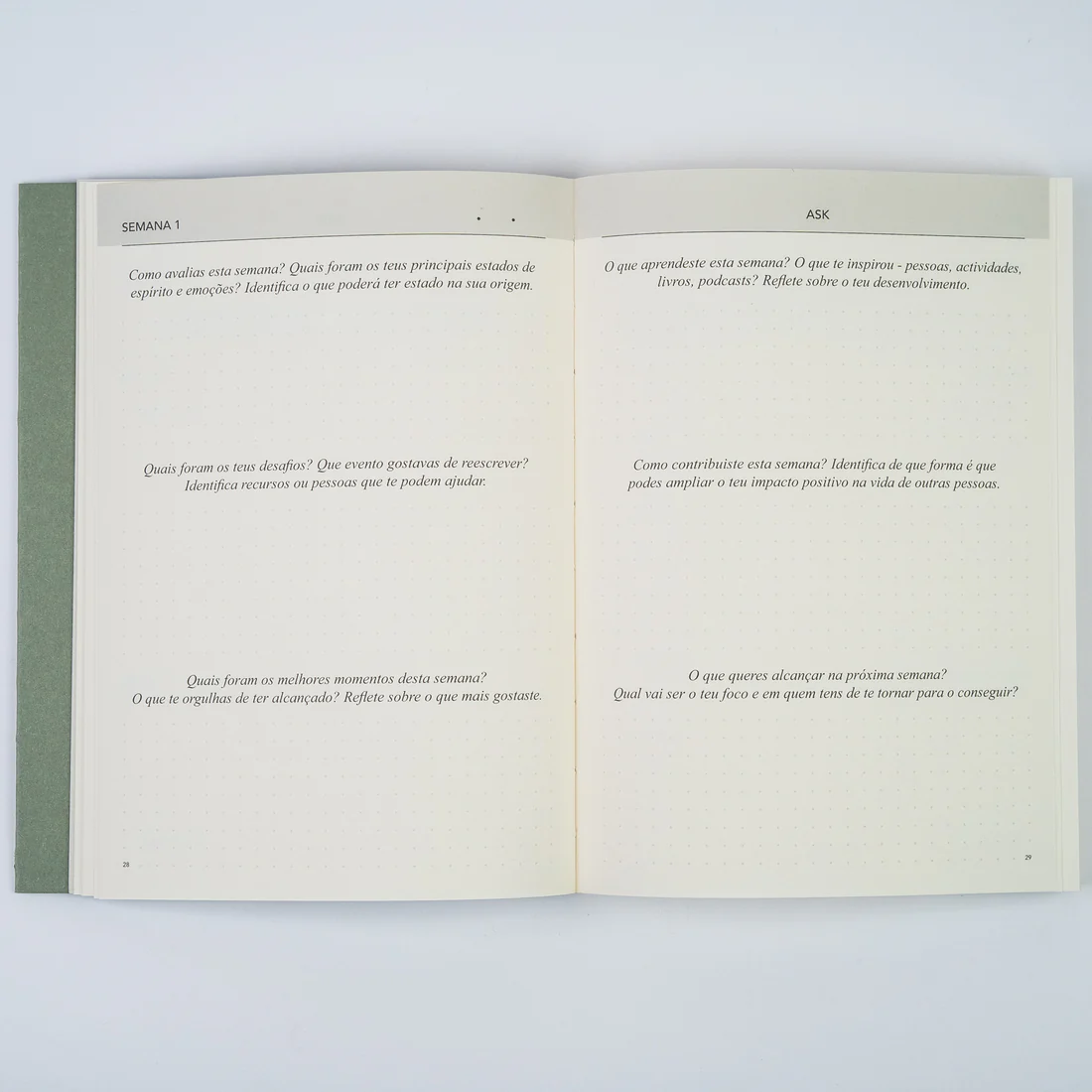 CADERNO DIÁRIO "THE ASK JOURNAL - PORTUGUÊS" ASK Livro aberto com texto em português e lombada verde