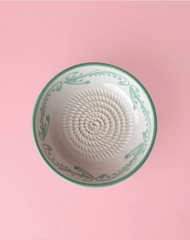 TAÇA RALADOR MÉDIA "VINTAGE ESMERALDA ALFAR TIERRA COCIDA Recipiente cerâmico branco e verde com textura espiral no centro