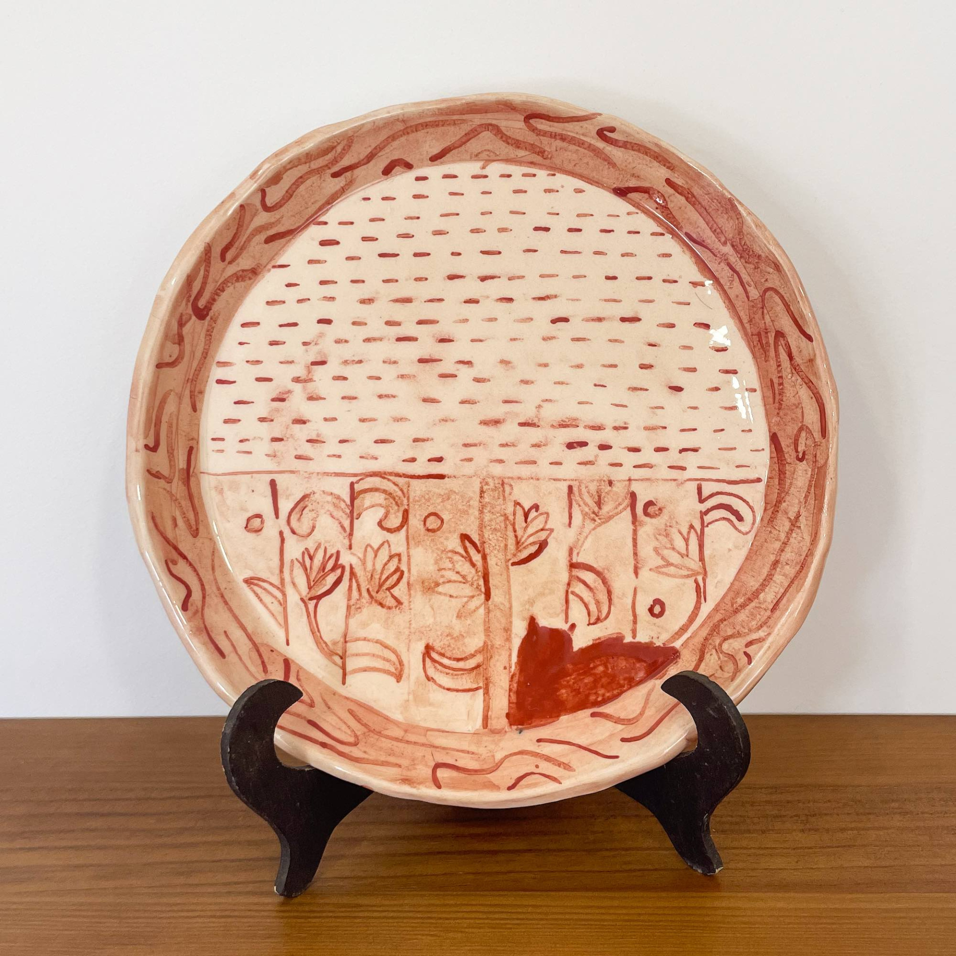 ORIGINAL "SÃO MAMEDE DE INFESTA" SARA FELGUEIRAS Prato cerâmico decorativo com padrões florais em terracota