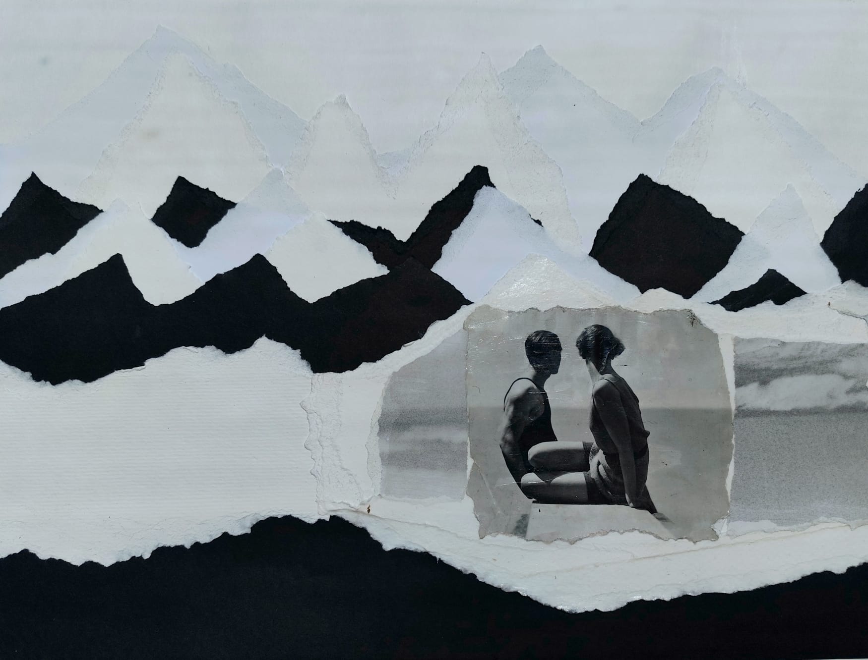 ORIGINAL "CORPUS V" IVO TEIXEIRA Colagem de papel com montanhas abstratas e fotografia em preto e branco de duas pessoas sentadas em biquínis