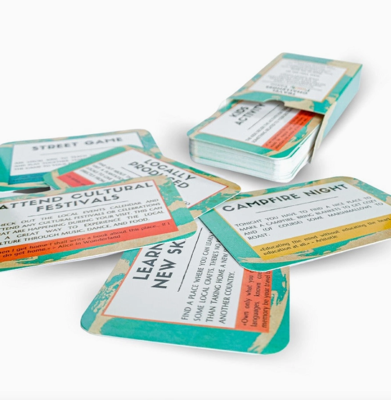 TRAVEL CHALLENGES - FAMILY EDITION Cartas coloridas com texto em inglês sobre uma superfície branca