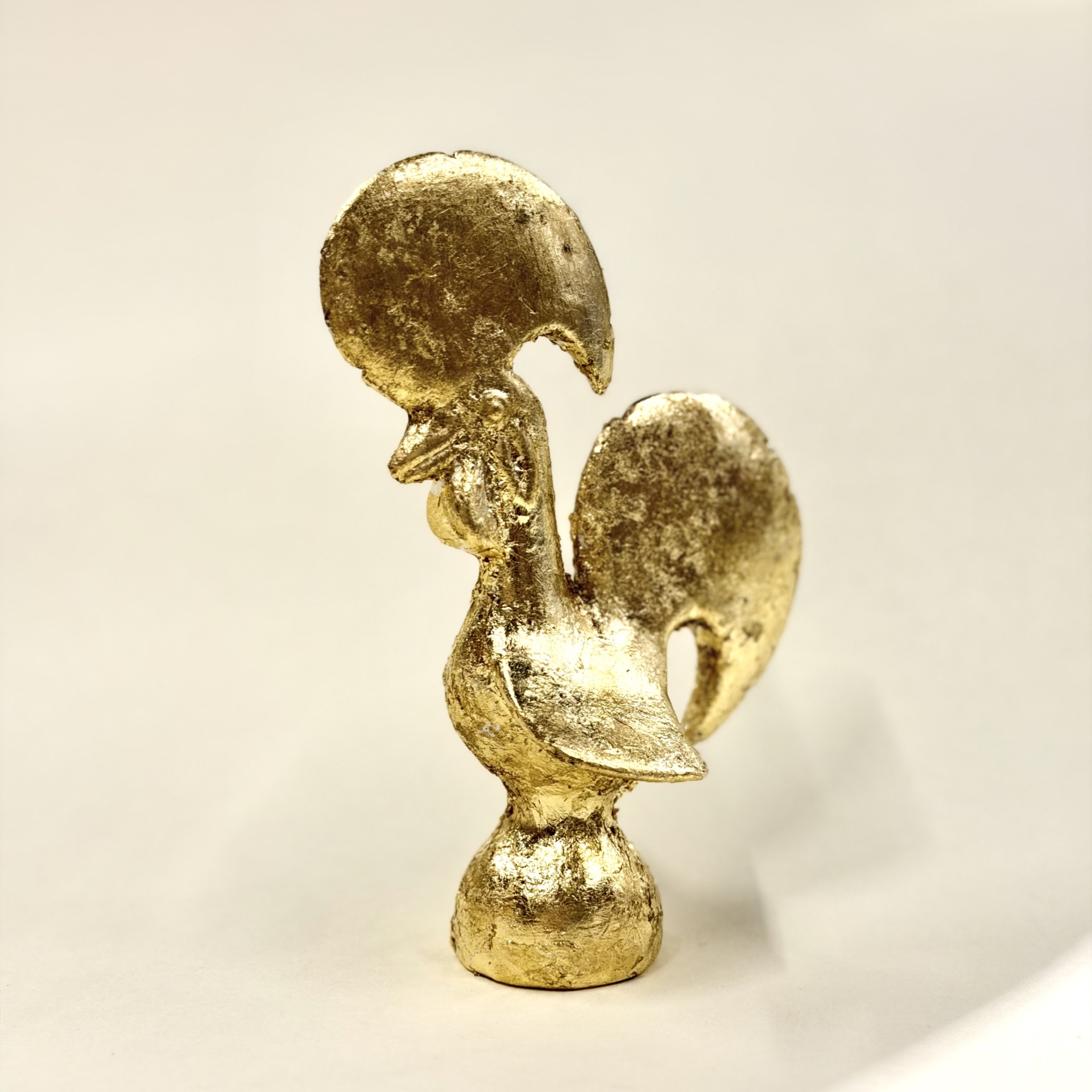 GALO DE BARCELOS PEQUENO 3 ZEROS TATTOO Estatueta dourada de galo sobre fundo claro
