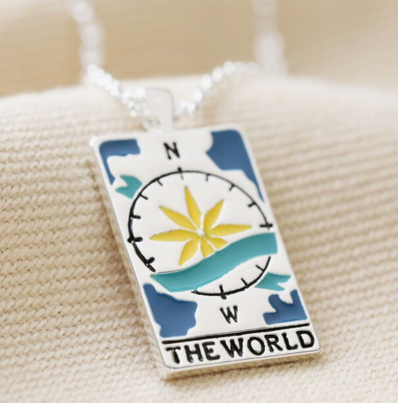 COLAR PRATA "THE WORLD" LISA ANGEL Colar com pendente retangular colorido e texto THE WORLD