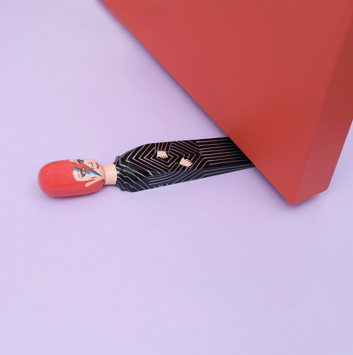 Door Stopper - David Bowie (Major Dave - Black Outfit) WEDGIE Brinquedo de madeira pintado com cabeça vermelha e corpo em padrão geométrico preto