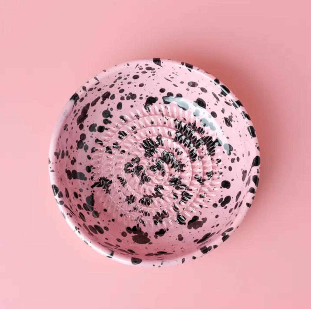 TAÇA RALADOR "CÓSMICA - ROSA - MÉDIO" ALFAR TIERRA COCIDA Prato redondo rosa com manchas pretas e textura concêntrica