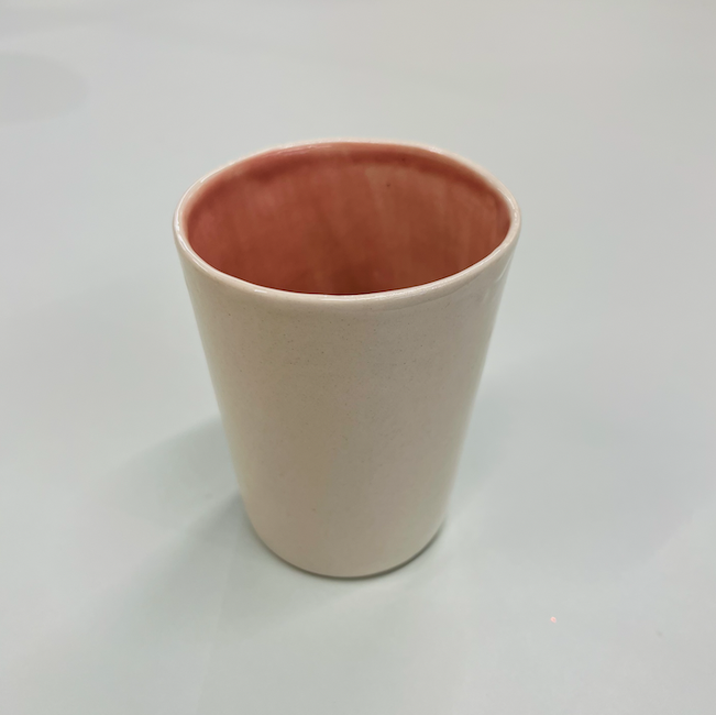 COPO COLORS SPEED LILAC MANU SOUZA Copo de cerâmica branco com interior rosa