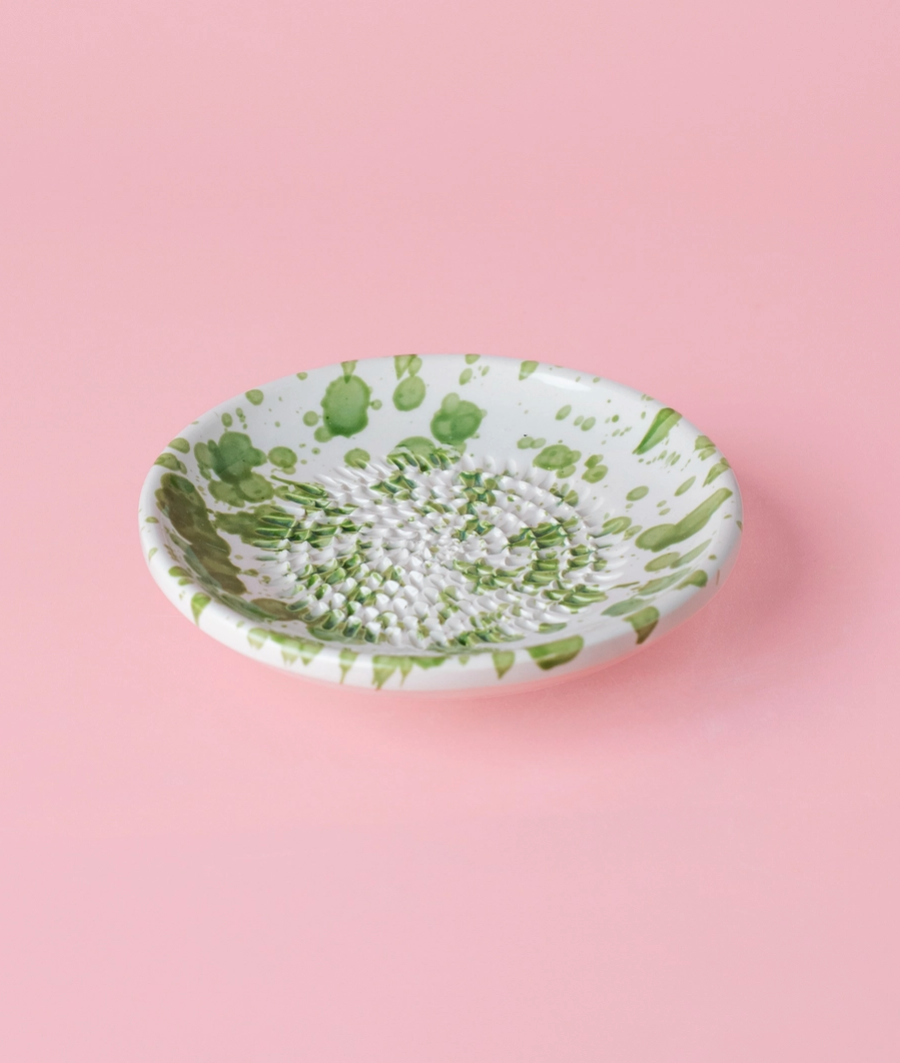 PRATO RALADOR "MUSGO - VERDE E BRANCO - PEQUENO" ALFAR TIERRA COCIDA Prato em cerâmica branca com manchas verdes e textura no centro sobre fundo rosa