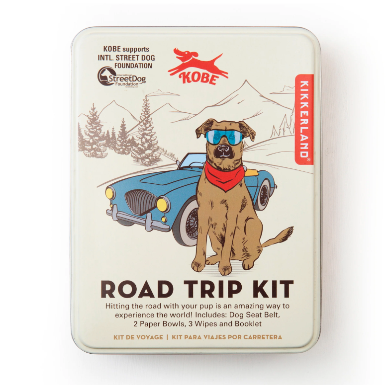 "DOG ROAD TRIP KIT" KIKKERLAND Estojo metálico com ilustração de cão e carro com texto ROAD TRIP KIT e marcas KOBE e KIKKERLAND