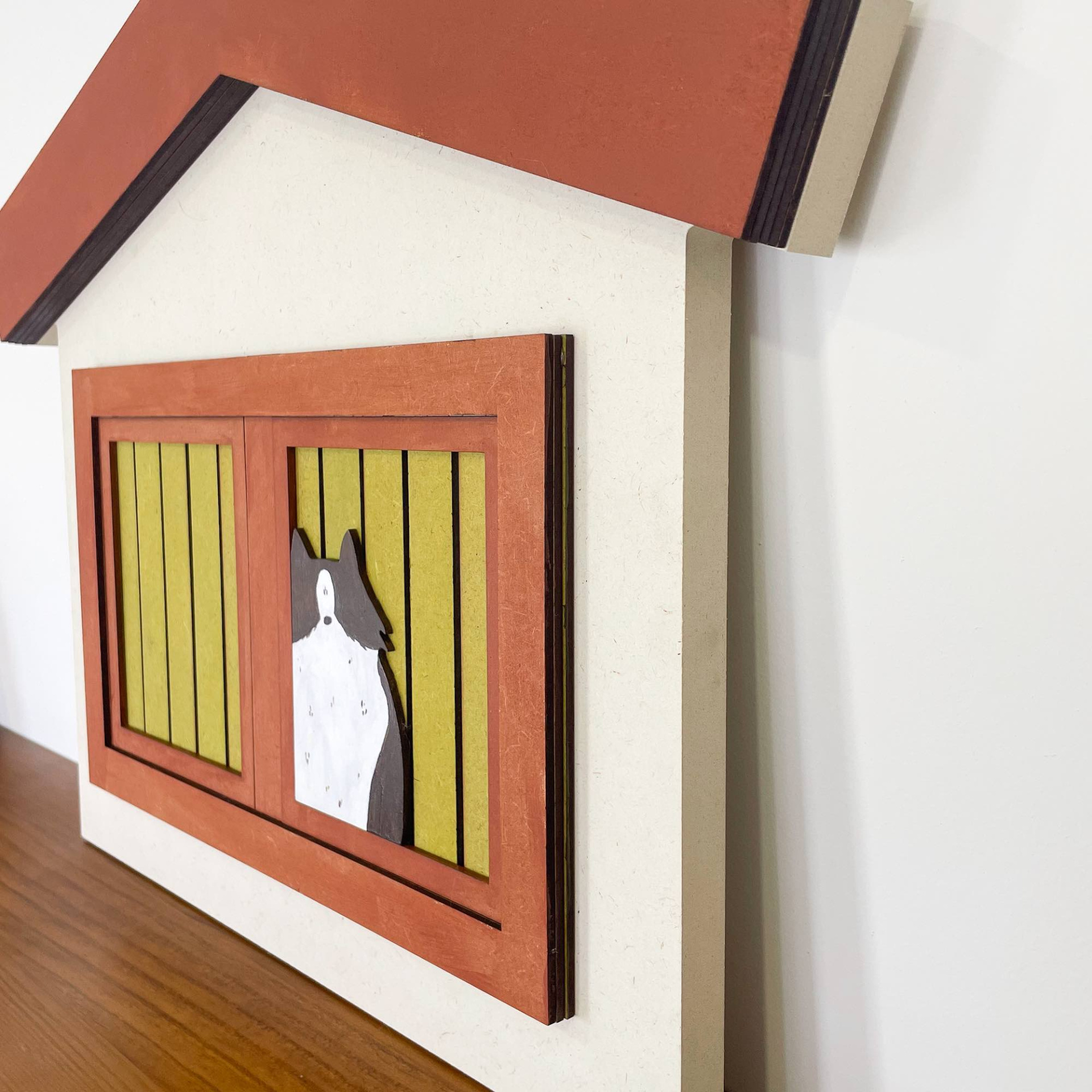 ORIGINAL "SANTA CATARINA" SARA FELGUEIRAS Quadro decorativo de casa com telhado vermelho e cão desenhado na janela