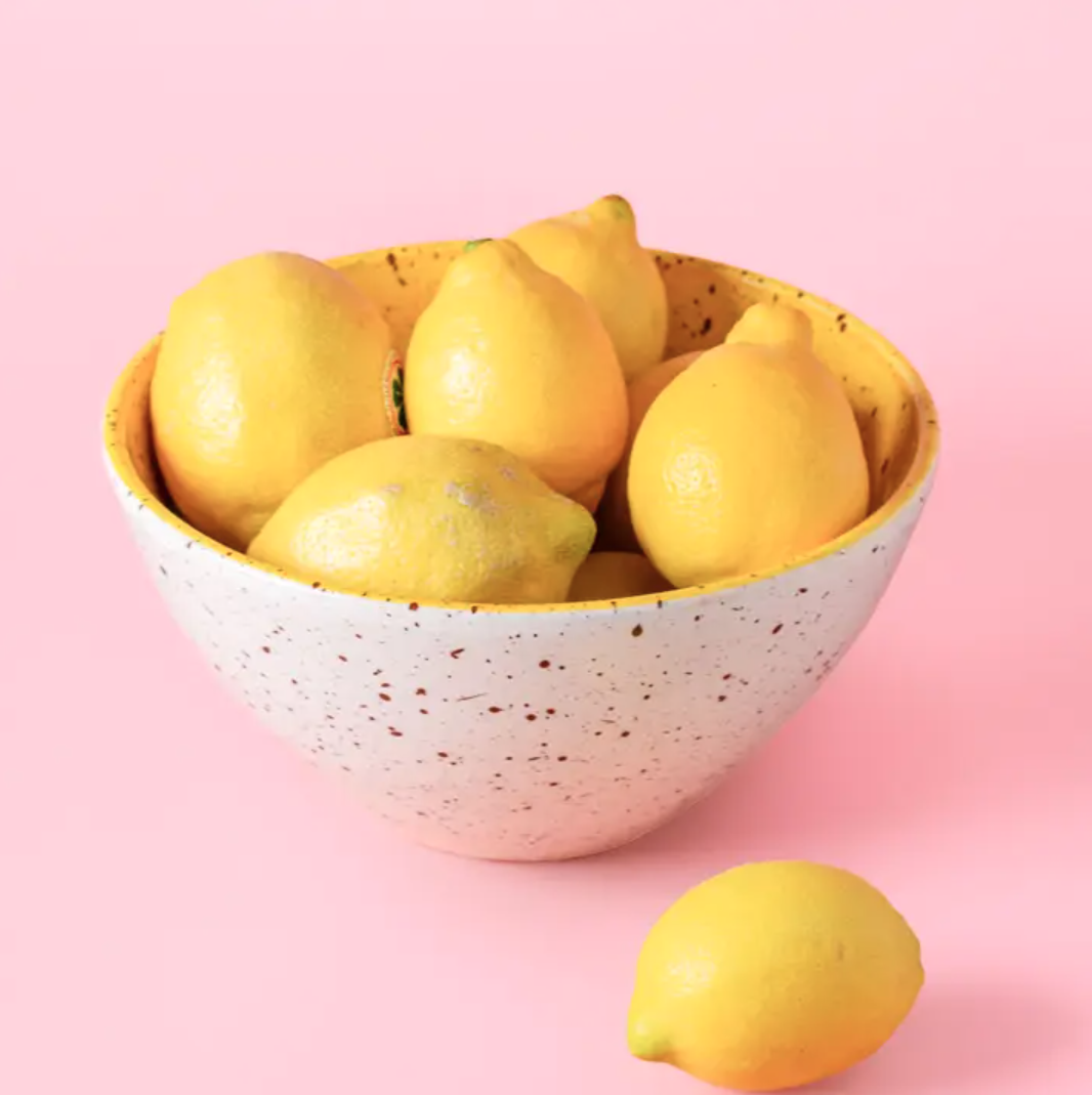 SALADEIRA "CANELA - BRANCO E AMARELO" ALFAR TIERRA COCIDA Taça com limões amarelos sobre fundo rosa