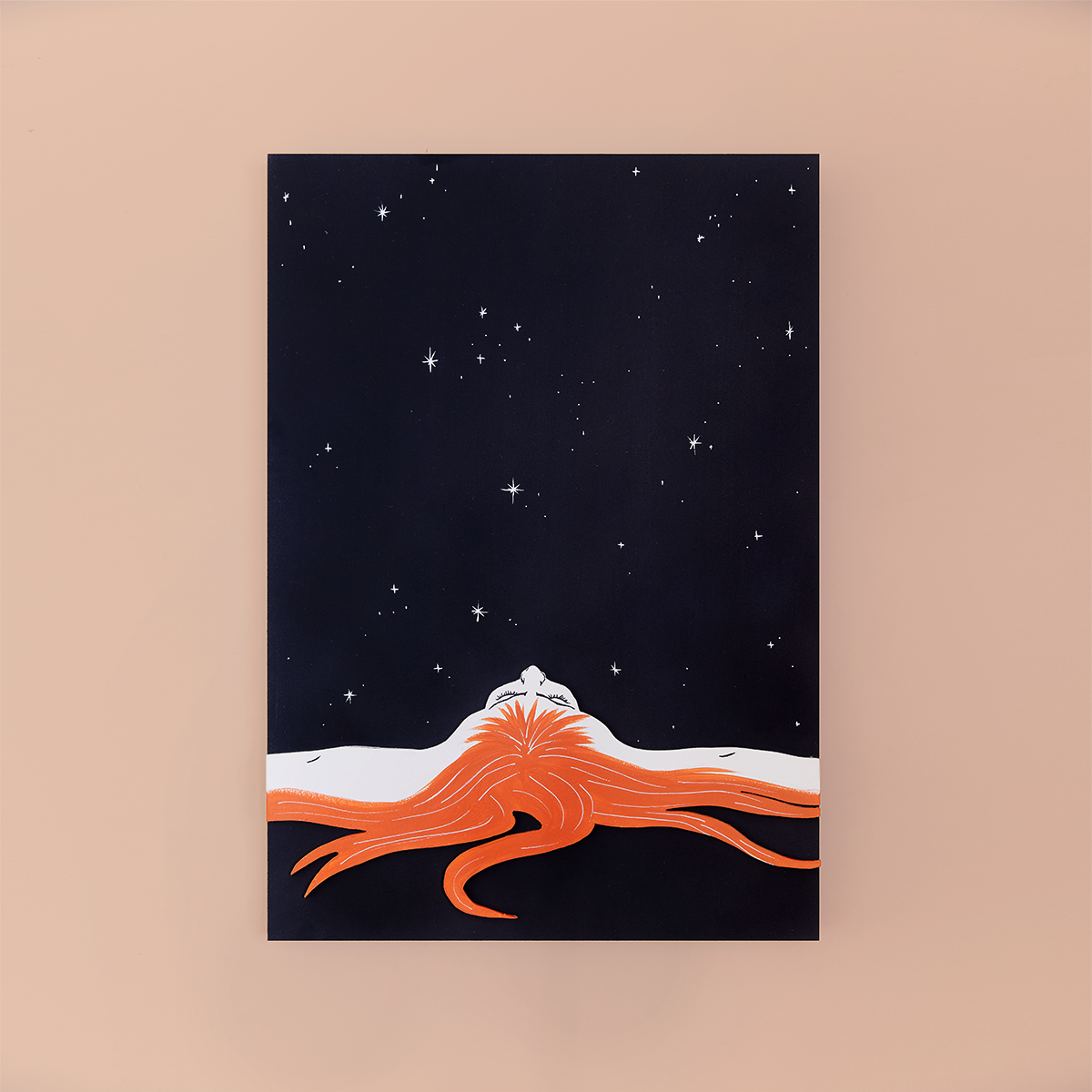 ORIGINAL "ESTRELAS" JOANA MUNDANA Cartaz com ilustração de figura deitada e cabelo laranja numa parede cor de rosa