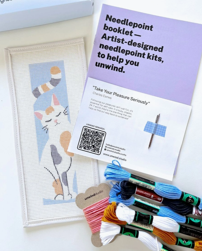 "THE GREAT CATSBY BOOKMARK NEEDLE STICH KIT " UNWIND STUDIO Kit de bordado com gato estampado, linhas coloridas, agulha e folheto lilás
