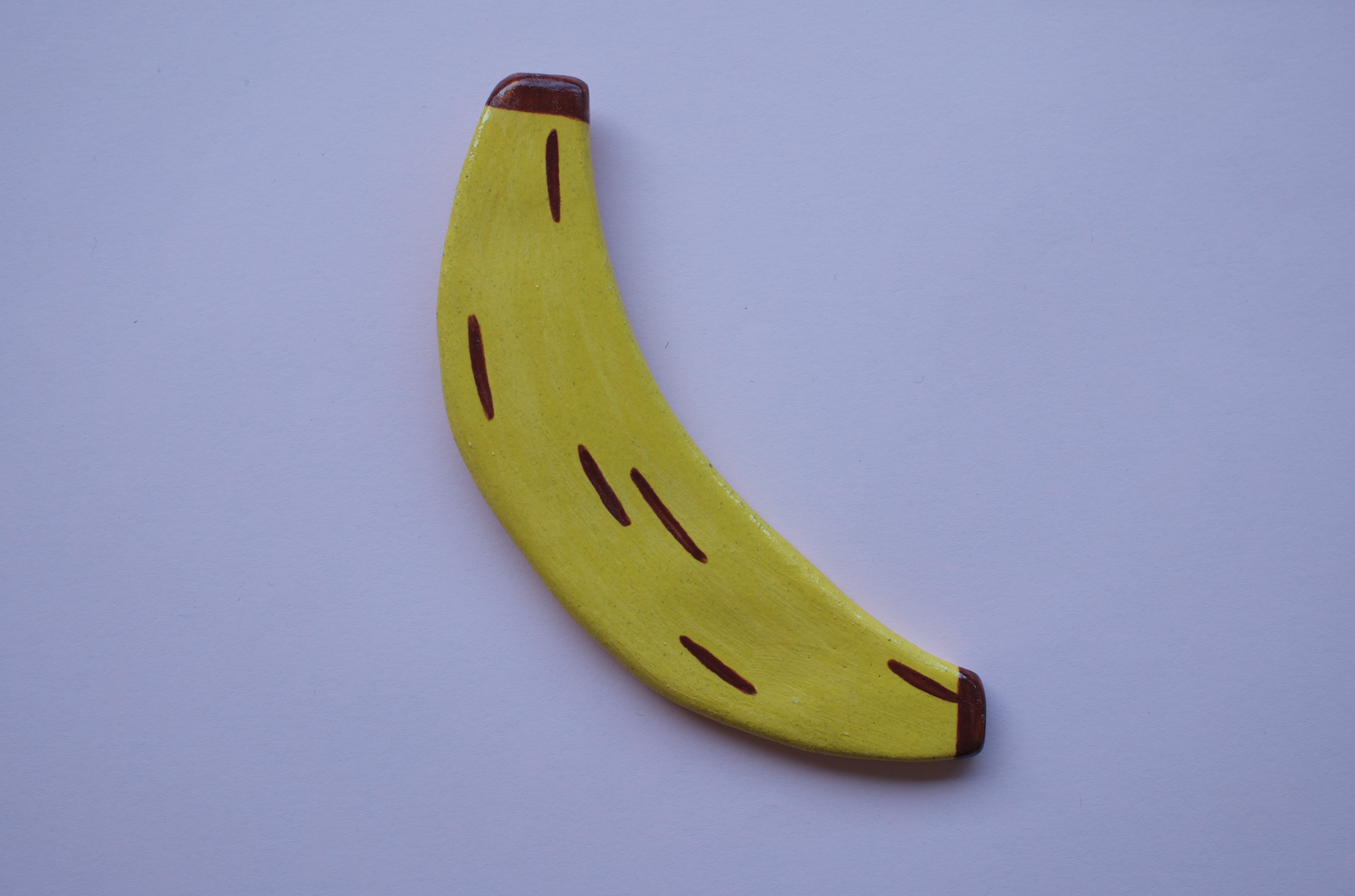 PEÇAS DE CERÂMICA "BREAKFAST FOR DINNER" KIKA Objeto decorativo em forma de banana amarela com manchas castanhas