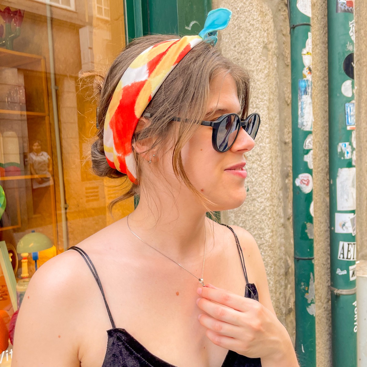 LENÇO "BANDANA" MATILDE HORTA Mulher com lenço colorido na cabeça e óculos de sol pretos