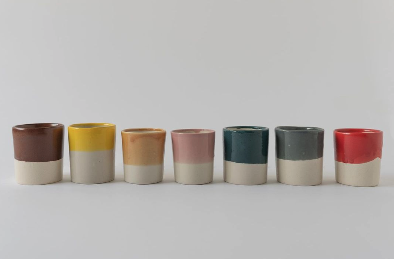 COPO COLORS SPEED LILAC MANU SOUZA Sete copos pequenos de cerâmica coloridos alinhados