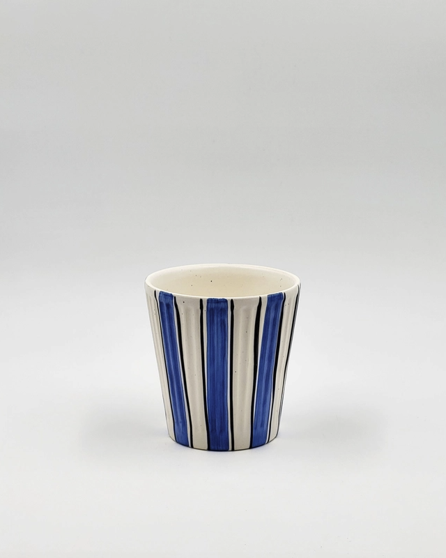 COPO POMBALINO PÓ DE BARRO Copo cerâmico com riscas verticais azuis e pretas